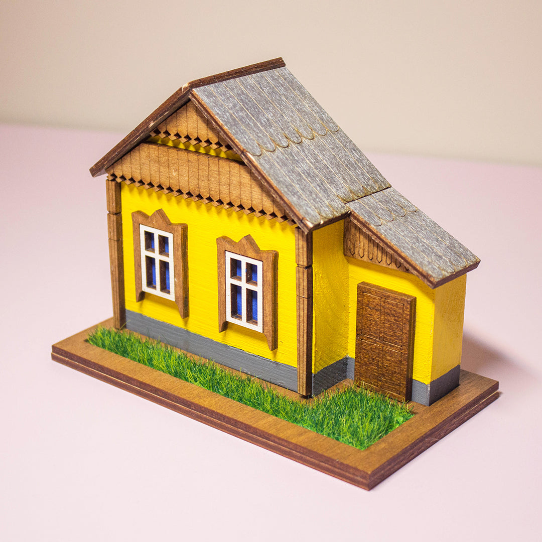 Беларуская драўляная хатка — дэкаратыўны выраб з дрэва