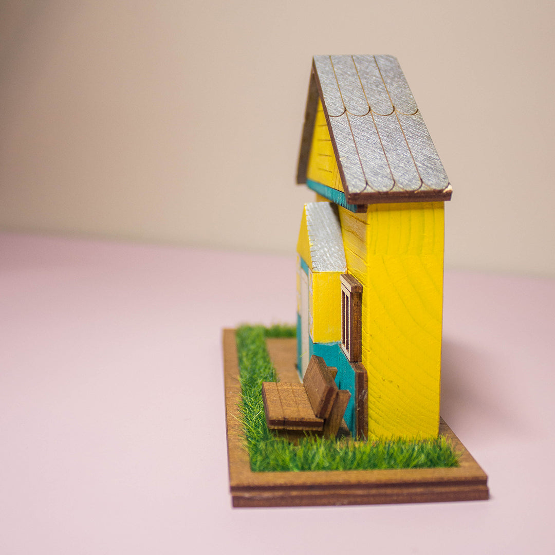 Беларуская драўляная хатка як дэкор у інтэр’еры