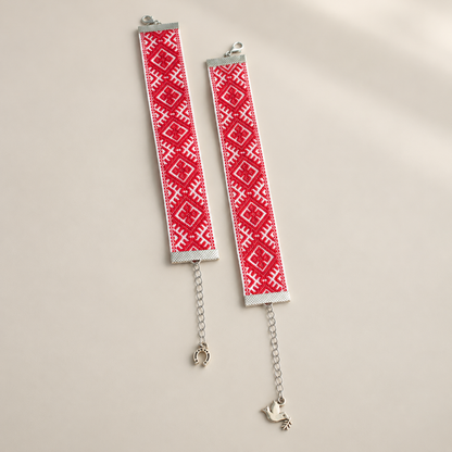 Бранзалет з арнаментам і падвескай