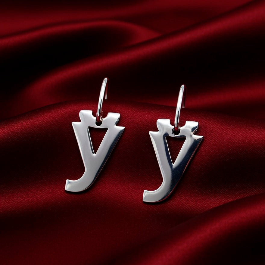 Завушніцы Stealline з літарай «Ў» крупным планам