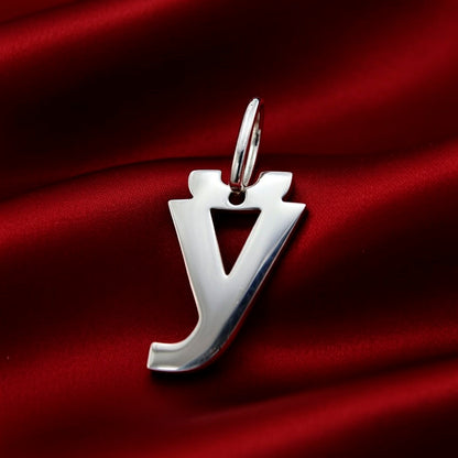 Кулон Stealline з літарай «Ў» крупным планам